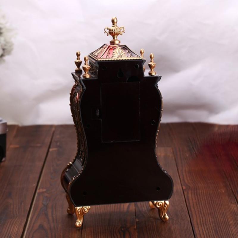 Musikalische stündlich klingende Tischuhr mit Schnitzereien Europäisches Muster und Pendel Kaminuhr für Heim-Bibliotheksdekorationen