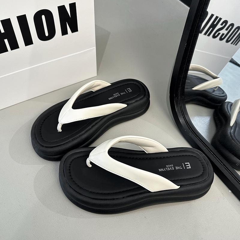 Black Non-slip Thick-soled Flip-flops for Women's Summer Wear 2025 New Versatile Beach Cool Slippers