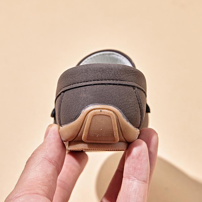 Jarní chlapecké slip-on boty v britském stylu z měkké kůže pro pódium a řeč 2025