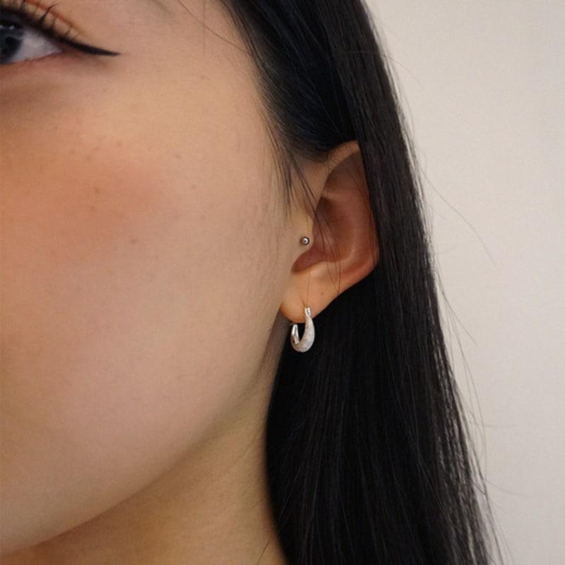 OURPIERRE GRANITO ROUND EARRING SILVER