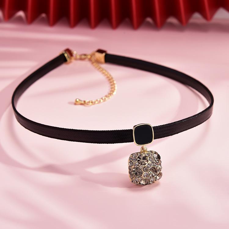 Korean version of black necklace choker collar collarbone chain niche 2025 new necklace summer tide