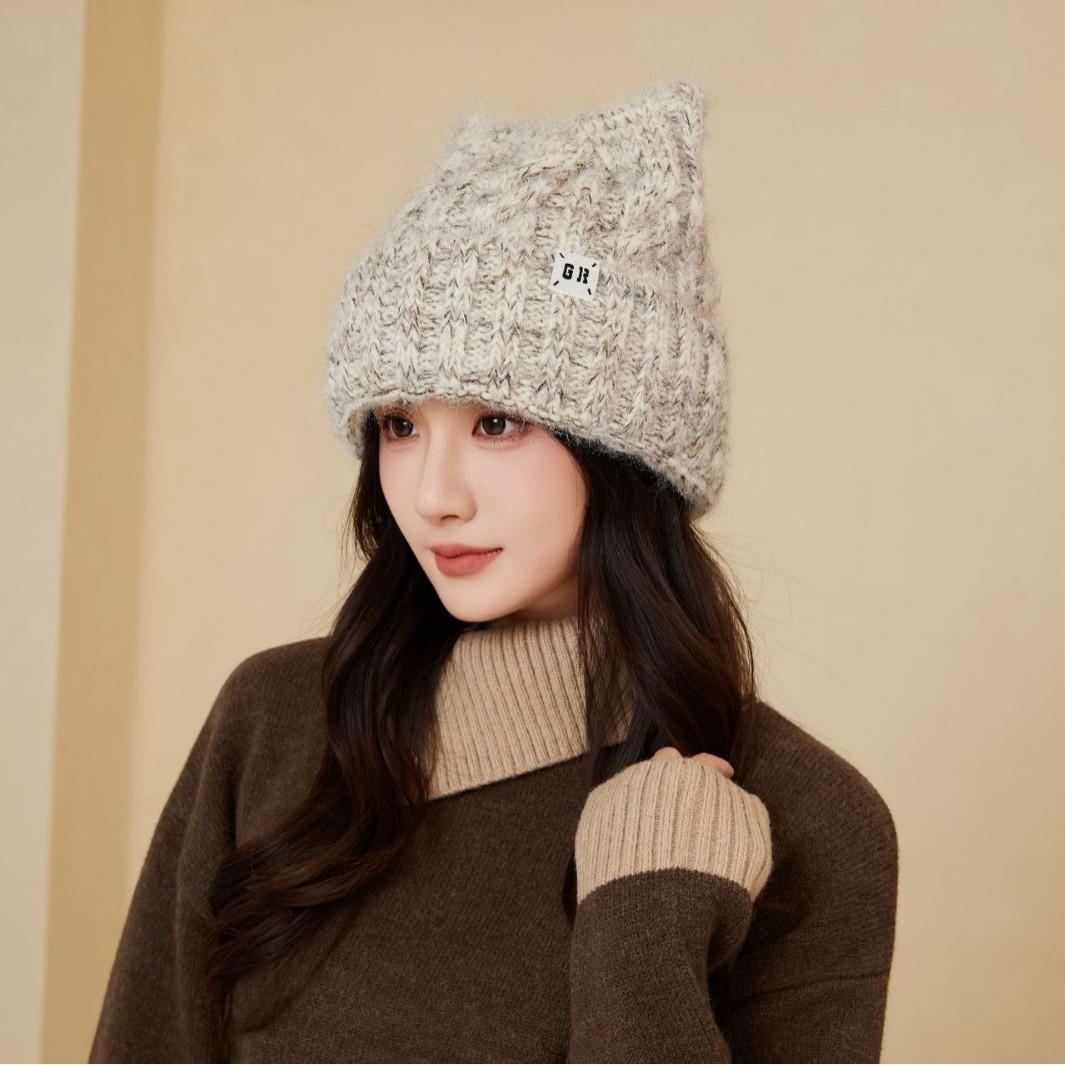 

Новая осенне-зимняя свободная универсальная вязаная шапка для женщин, теплая защита ушей, модная шерстяная шапка, подчеркивающая лицо One Size