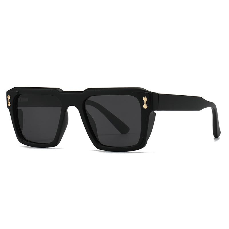 New Vintage High Quality Gradient Women Trending Black Sun Glasses Ins Popular Fashion Square Rivets Men Sunglasses UV400