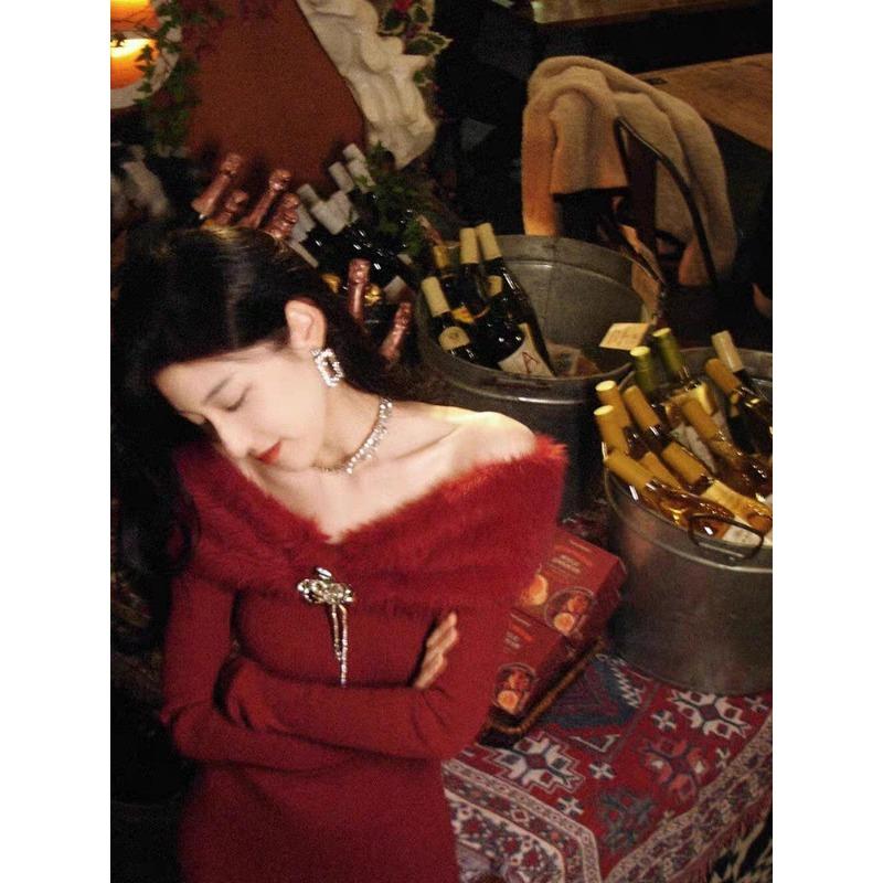 New robe, Christmas atmosphere, wearing temperament, slim and thin, one-word shoulder red knitted dress for women's autumn and winter