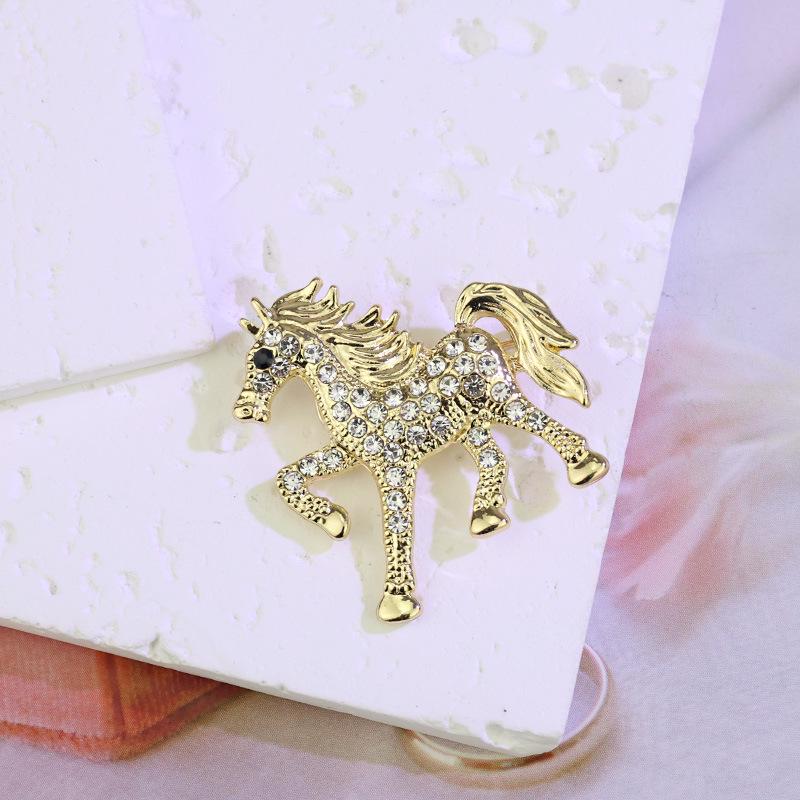 European Retro Diamond-Encrusted Galloping Horse Brooch - Unique and Stylish Animal Pin Corsage Accessory