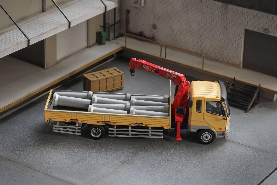 Gaincorp Products 1/64 Mitsubishi Fuso Fighter (1024) with Crane, Yellow (Includes Cement Pipe and Wooden Box), Finished Model, KS082-489