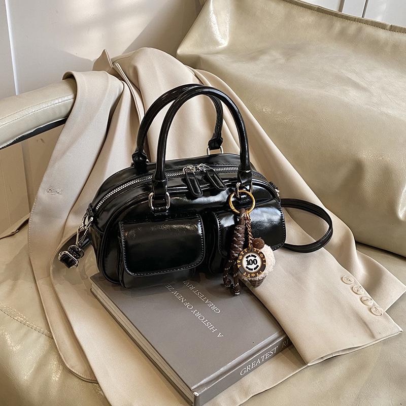 Dámská retro lakovaná crossbody bowlingová taška s dvojitou kapsou