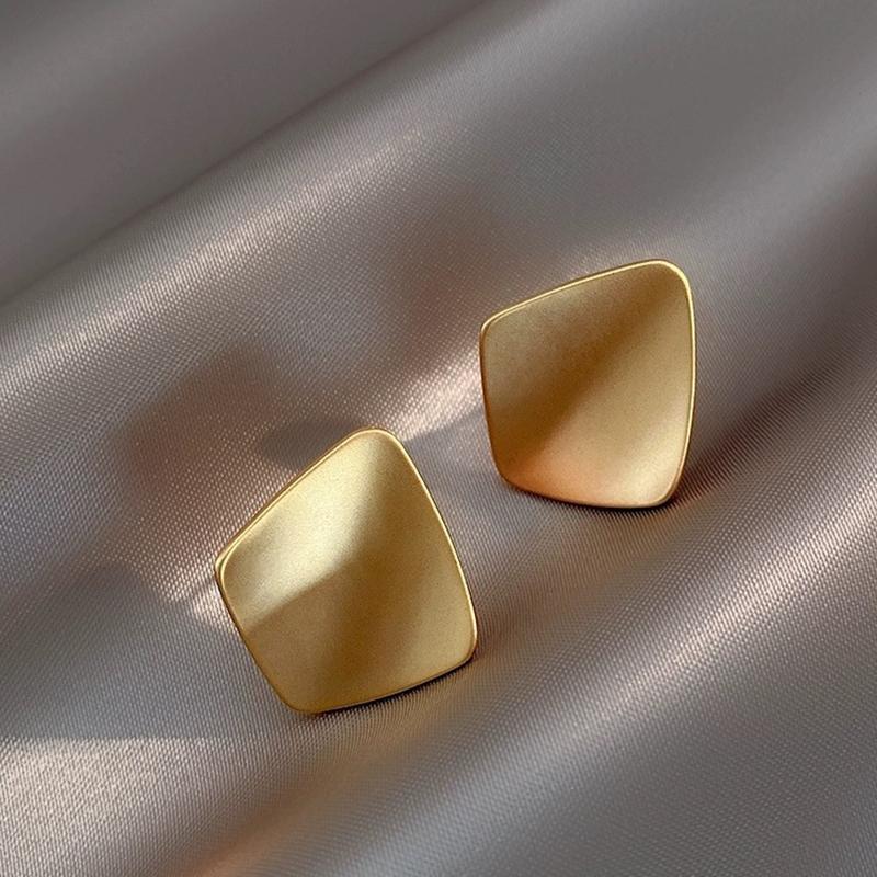 Matte Golden Minimalist Metal Style Glossy Geometric Earrings for Women Fashionable Personalized Daily Accessory Party Jewelry