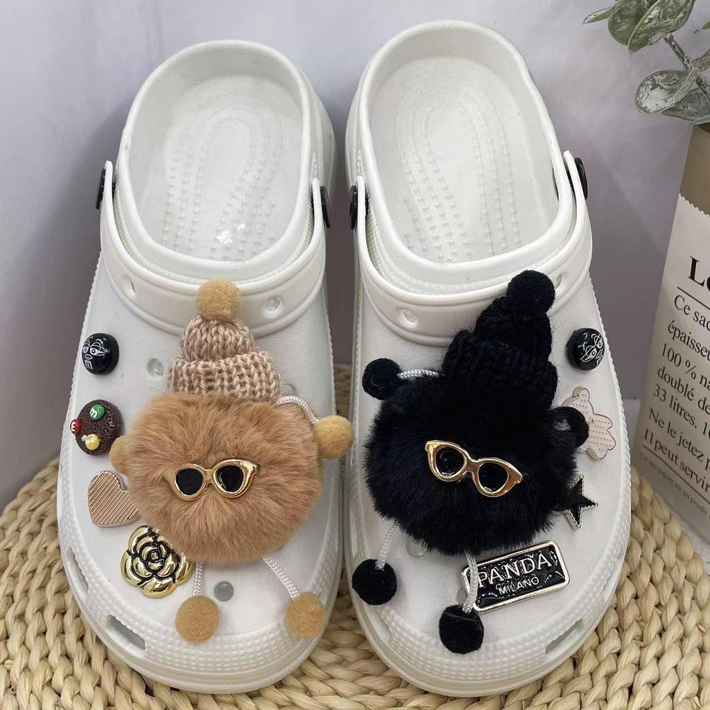 Trendy Plyšová Pompomová Dekorace na Dřeváky - Odnímatelné Pryskyřičné Doplňky Spon na Boty