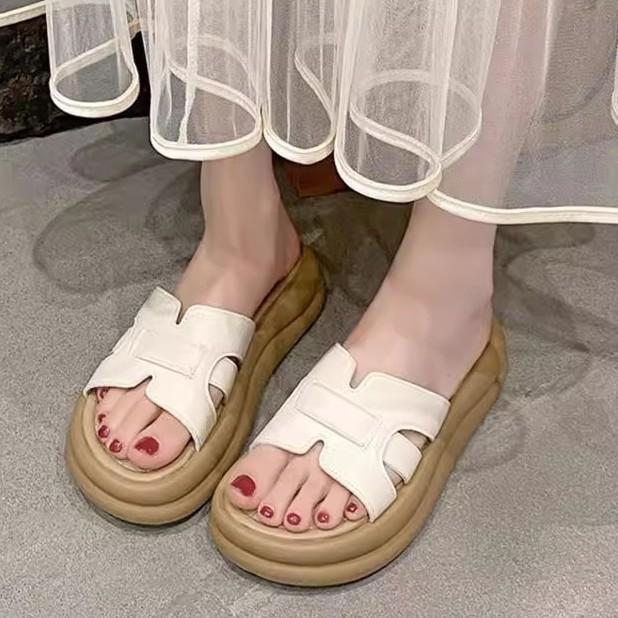 Thick-soled one-word slippers for women's summer wear 2025 new models with skirts French casual seaside beach sandals