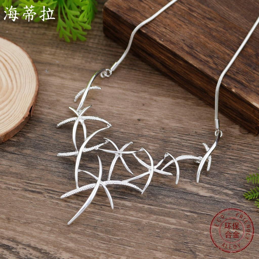 New Irregular Glossy Leaf Necklace, Ladies Premium Geometric Leaf Necklace