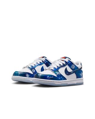 Nike Dunk Low x LEGO® Collection Boty pro větší děti IM1448-100 Velikost 3.5Y-7Y