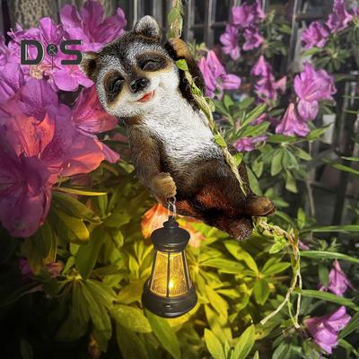 Mýval Solární Světlo Pryskyřice Lezoucí Mýval s LED Lucernou Vodotěsná Zahradní Socha Závěsná Figurka Mývala na Dvůr Zeď Balkon Strom