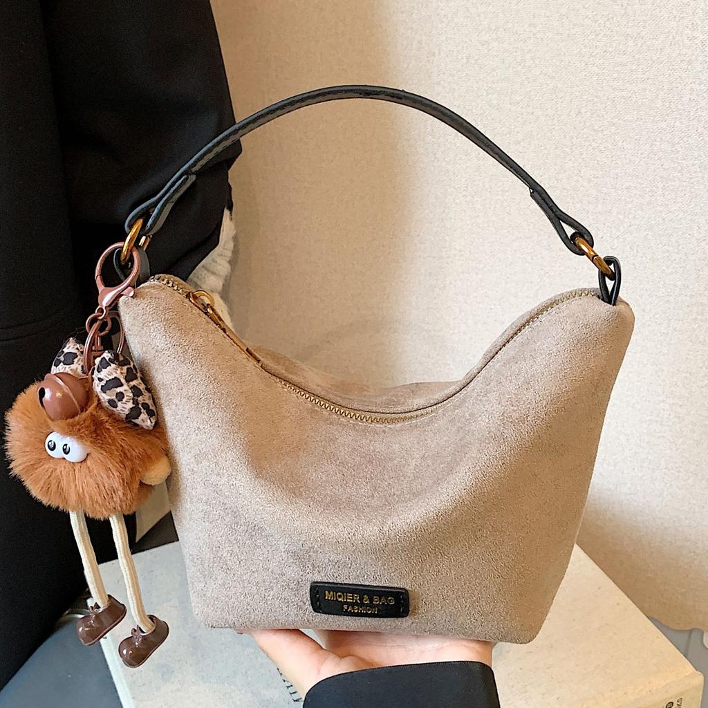 2025 new versatile bucket bag ins small bag shoulder messenger bag niche design retro commuter bag women