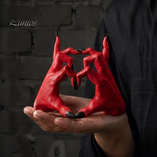 Halloween Tabletop Ornament Gothic Devil Hands Heart Statue, Demon Fingers in A Gesture Realistic Texture Sculpture Sculpture, Resin Love Sign