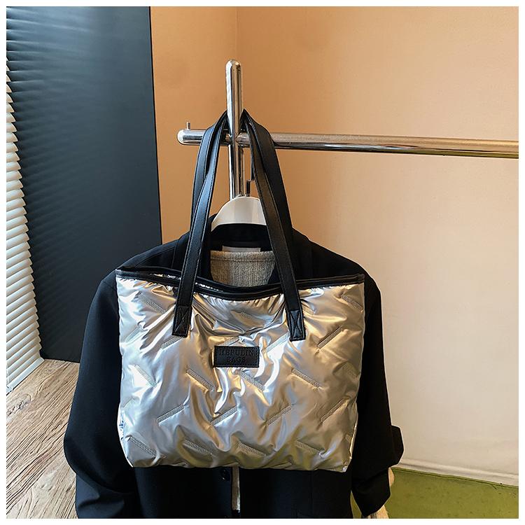 

PU Solid Color Sewing Casual Tote Large Capacity Temperament Commuting 2026 Women s Bags Autumn Versatile Shoulder Bag срібний
