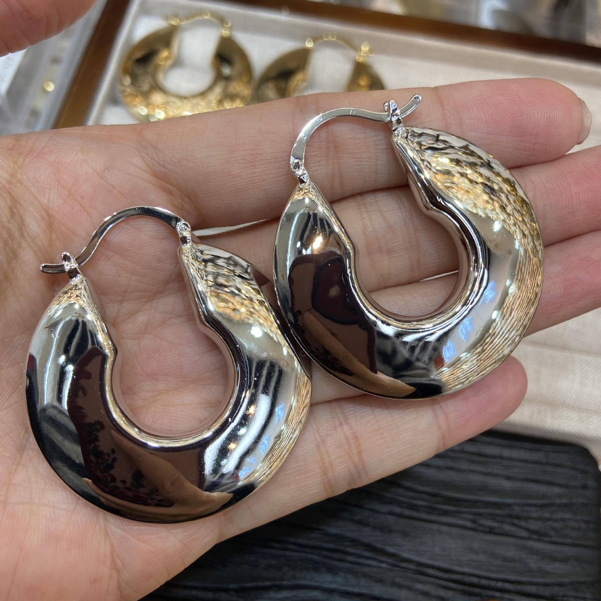 

Латунный металлический холодный ветер С-образная застежка для ушей новые взрывные легкие роскошные серьги с высоким чувством нишевого дизайна блестящие серьги