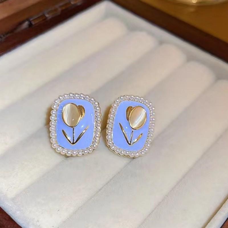 Stylish and simple square high-end stud earrings, women's geometric versatile temperament earrings, elegant and atmospheric earrings.