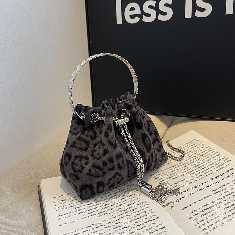 

Сумка с леопардовым принтом женская осенне-зимняя новая нишевая дизайнерская ретро сумка-мессенджер на цепочке плиссированная сумка-ведро чёрный