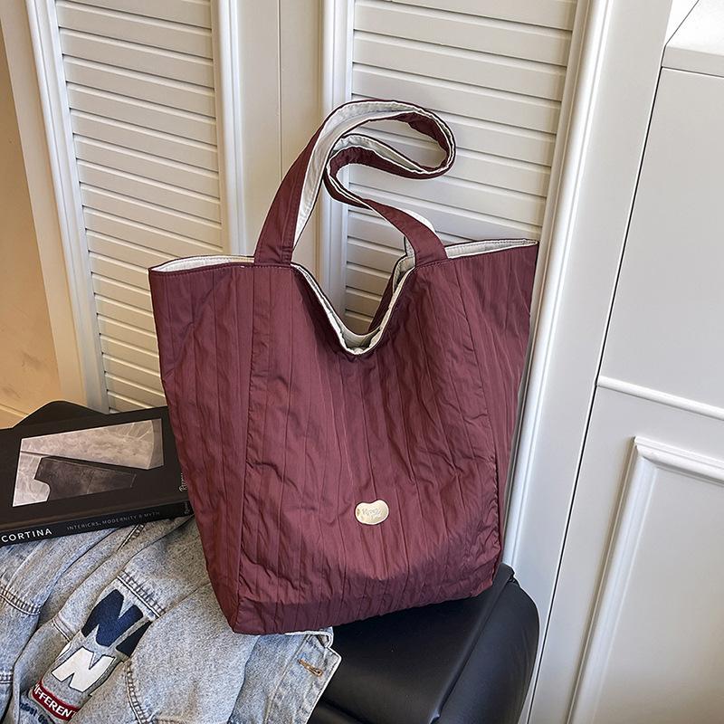 

Летняя новая японская плиссированная легкая нейлоновая сумка двусторонняя сумка-тоут для класса большой вместимости для通勤 на плечо женская сумка красный