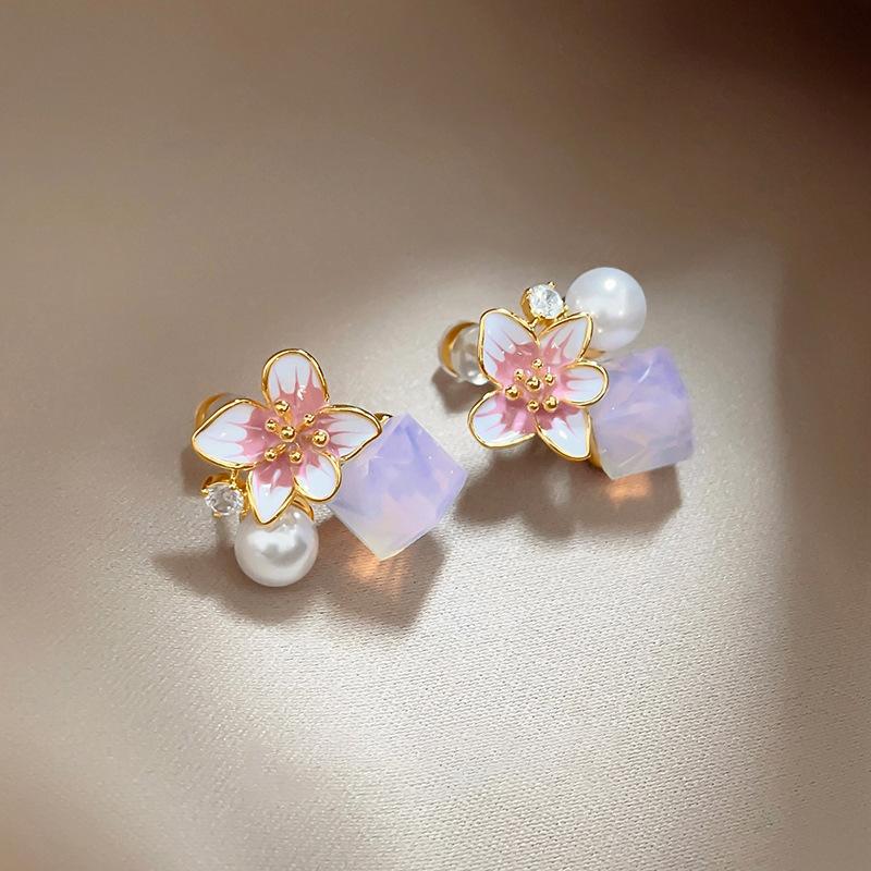 

Серьги-пусеты с цветком из бриллиантов в виде капли масла и жемчугом, изысканный дизайн, модные женские серьги высокого класса, подчеркивающие темперамент