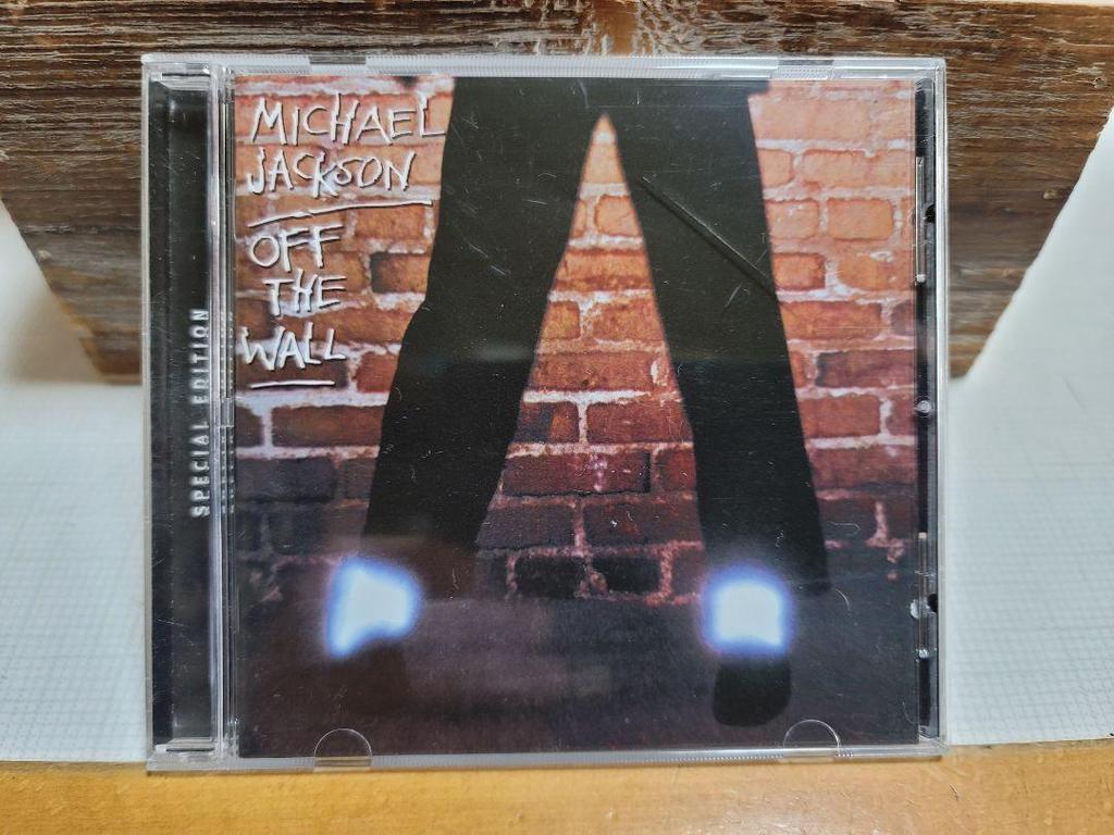 [USED] Thriller 25th Anniversary Edition, OFF THE WALL, and 3 Moonwalker DVDs.