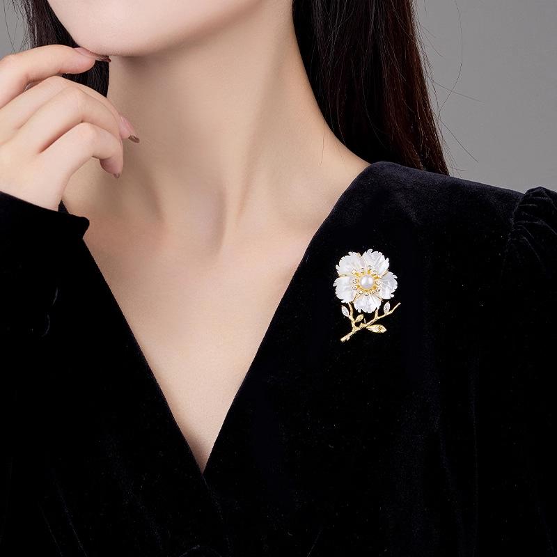 

Брошь «Цветущая сакура» с пресноводным жемчугом и ракушкой: Элегантные, универсальные женские украшения 9-10mm Grade 6 Button Pearl