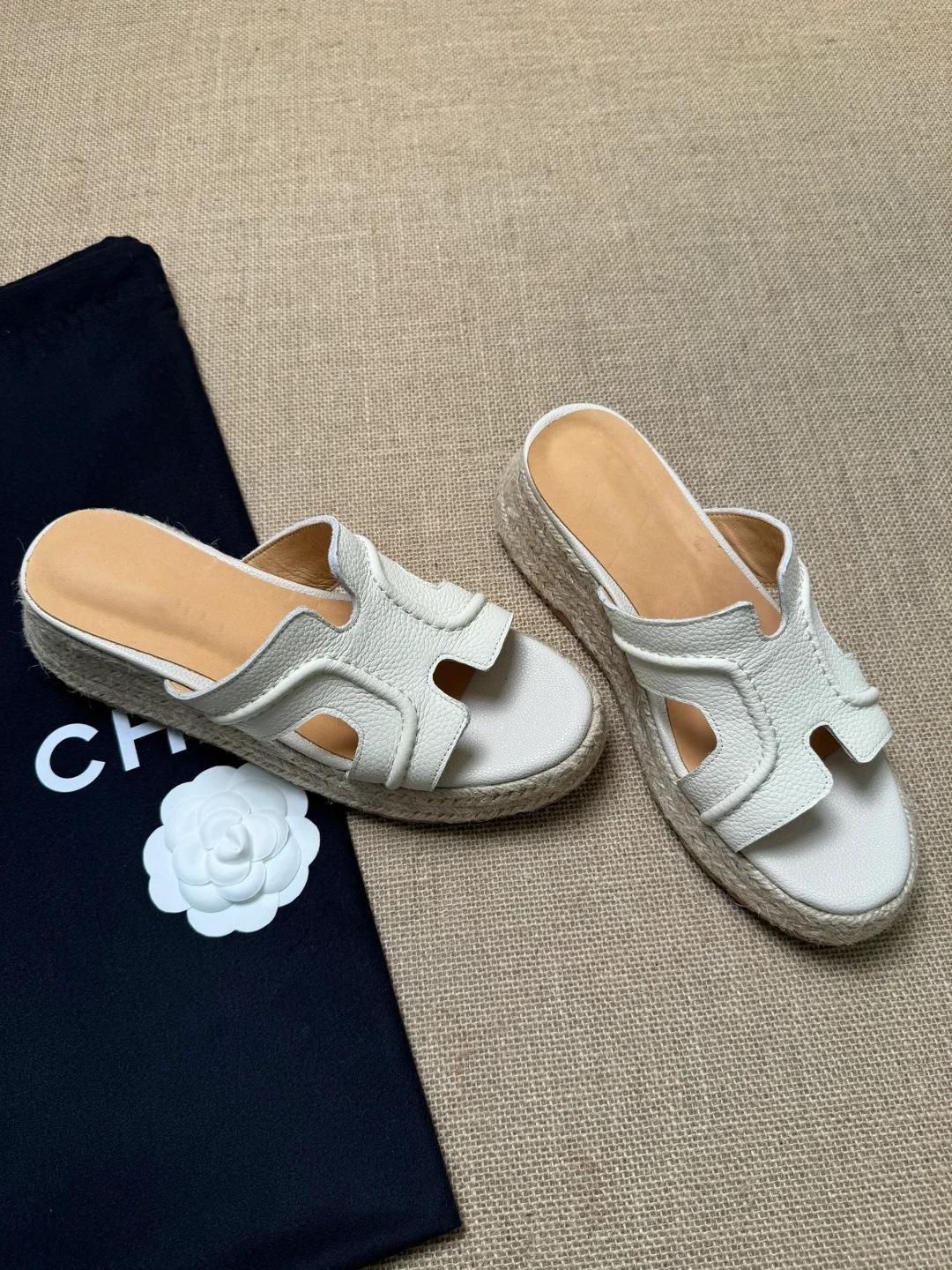 

2025 new heightening 6cm thick-soled H sandals for women s summer wear straw-woven muffin bottom casual white one-word cool slippers 35