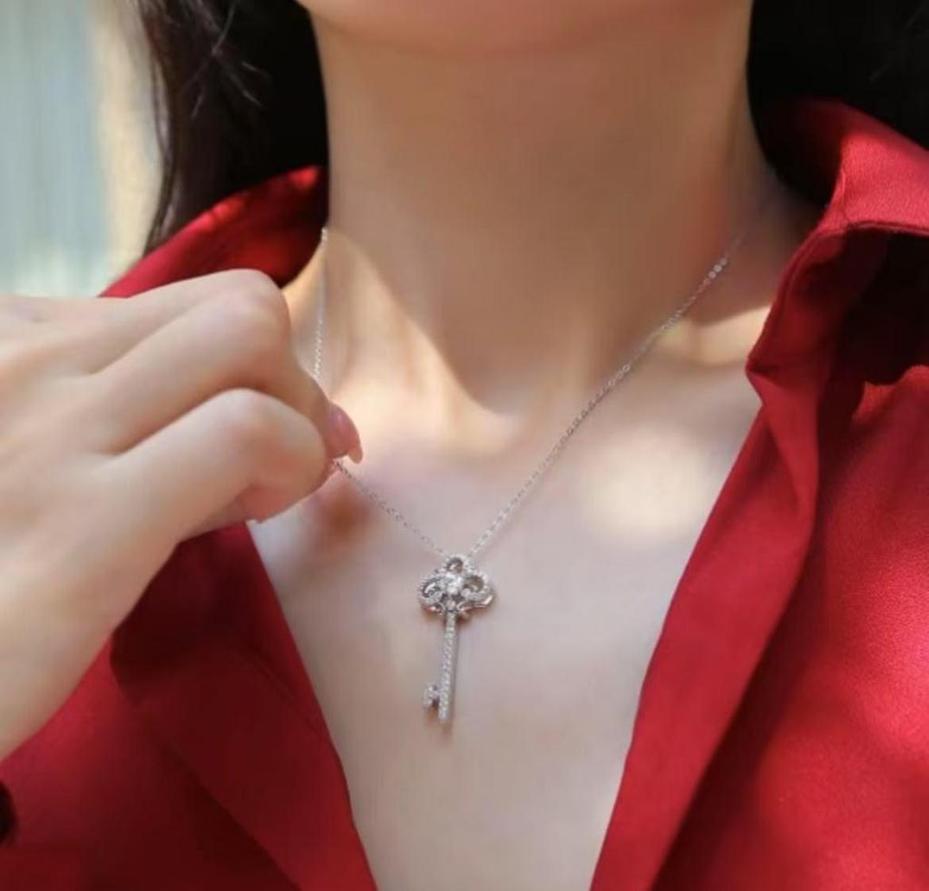 S925 Sterling Silver Twilight Key Necklace: Full Diamond Clavicle Chain, Elegant High-End Gift.