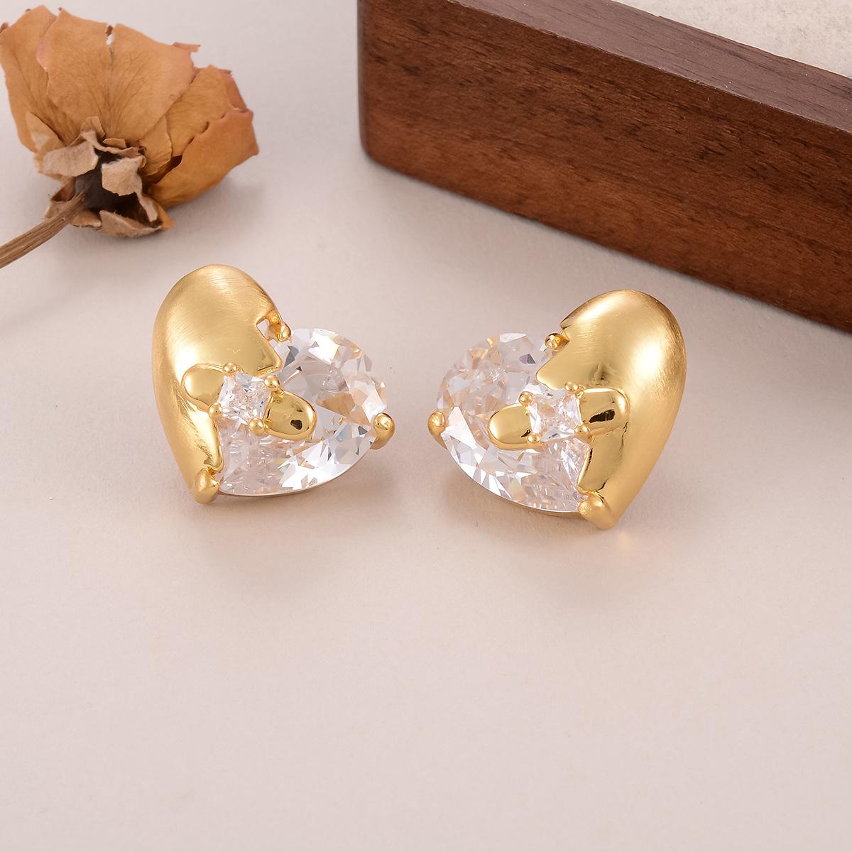 Золотые и серебряные серьги-гвоздики с изображением сердца, серьги-гвоздики с цирконами в тон, модные, легкая роскошь, высокий темперамент, модные универсальные серьги