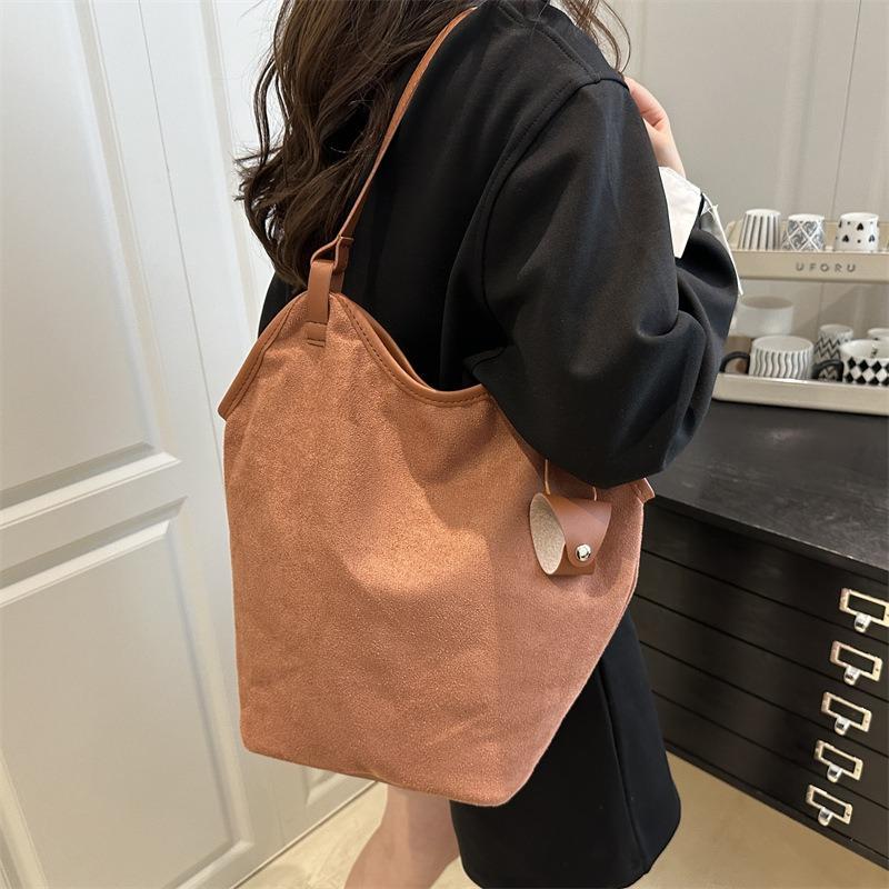 Autumn new retro large-capacity shoulder bag women's fashion versatile messenger bag commuter underarm bag