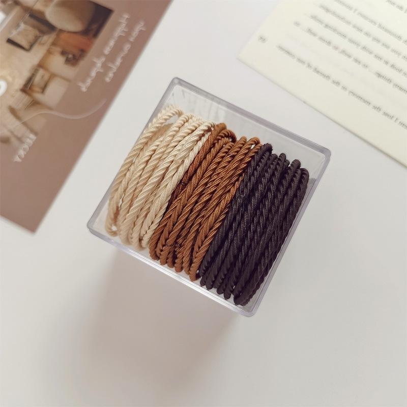 

Эластичная повязка на голову Four Seasons – простая, универсальная, с продетым кольцом для волос и кожаным футляром.