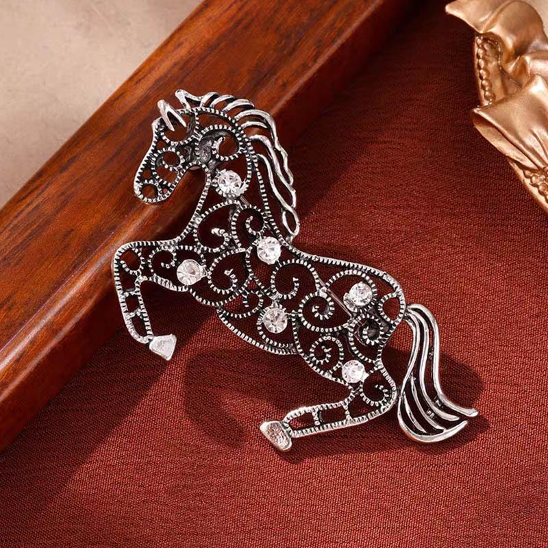 Elegant Zodiac Horse Brooch: High-End Retro Pin for Luxury Fashion Accessories