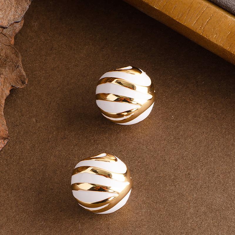 

Fashion drip oil striped zebra pattern C-shaped stud earrings femininity simple high-end earrings