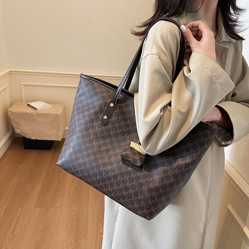 Large-capacity Bag Women's New Versatile High-end Shoulder Handbag Class Commuter Tote Bag