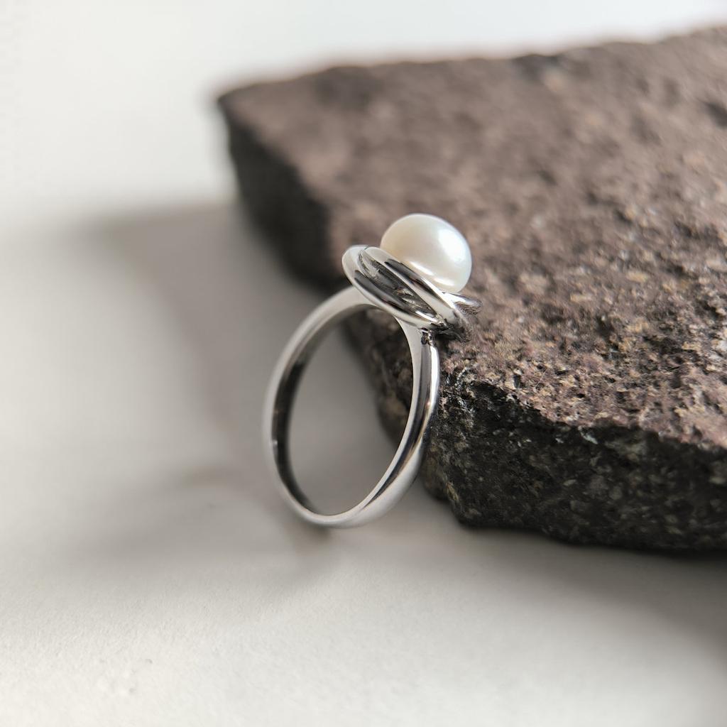 Серебряное кольцо с натуральным жемчугом, вес изделия 4,25 гр (2208778)