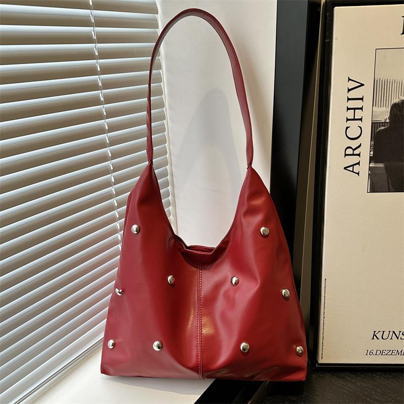 

Новый тренд Модная женская сумка-тоут Тренд Заклепки Повседневная сумка через плечо для通勤 красный