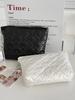 Large-capacity Portable Handbag for Business Trips and Travel, Heart-shaped Storage Bag, Simple Quilted Design, Fresh and Waterp