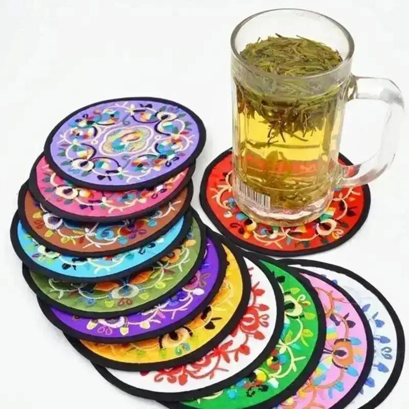 

Colorful 4 Pieces Fashion Design New Embroidered Cloth Dining Table Random Color Suitable Home Desktop Coffee Coaster Wholesale 12.8CM