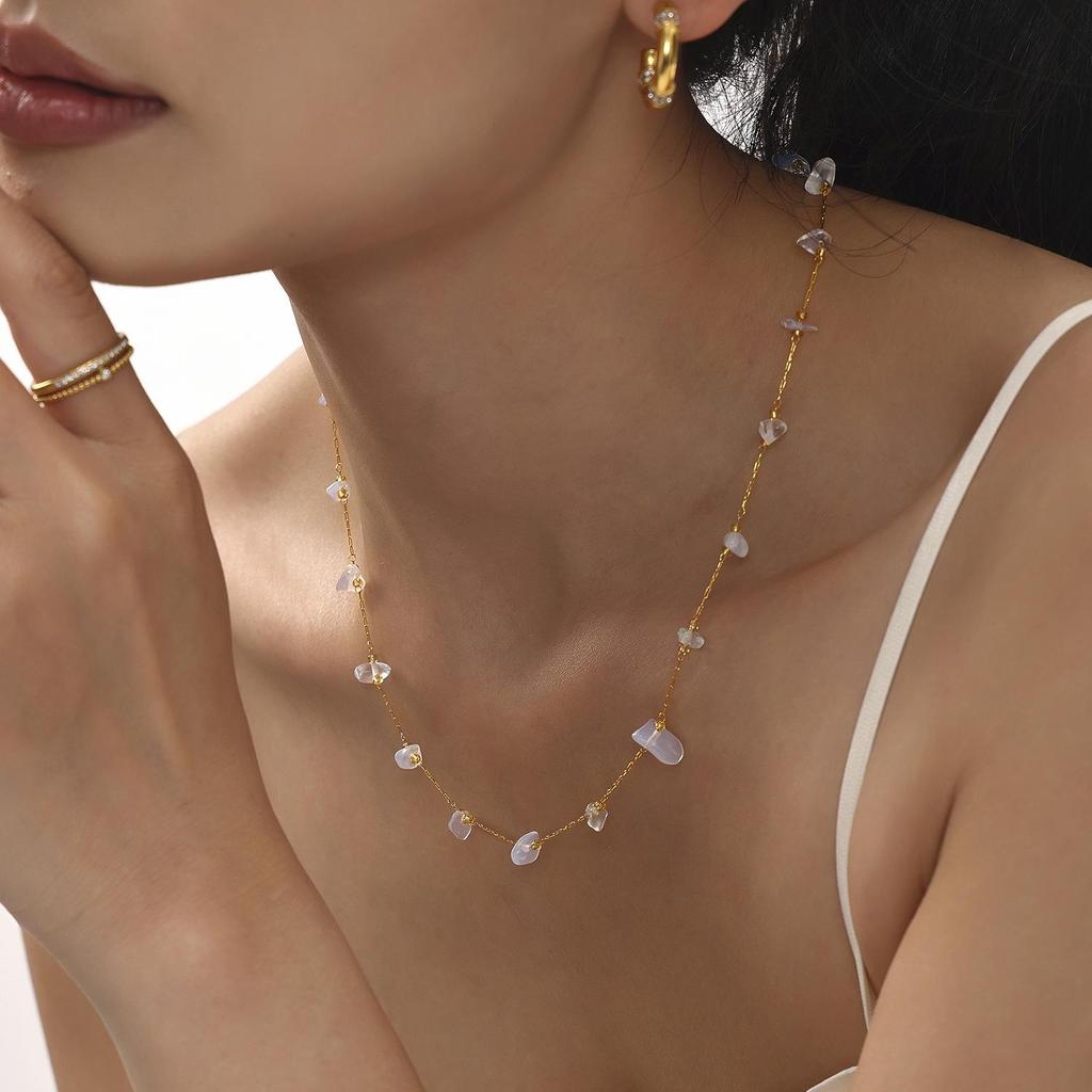 Bohemian Irregular Stone Necklace: Retro, Versatile Clavicle Chain for Women