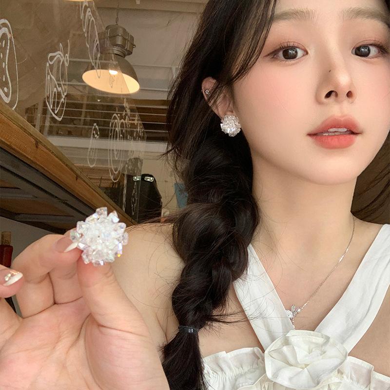 

Круглые серьги-гвоздики с кристаллами в виде цветов, простые, модные, с высоким чувством стиля, универсальные, темпераментные, нишевые серьги для женщин