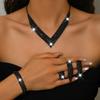Luxus Diamantschmuckset: Glitzernde Halskette, Quastenohrringe, Armband und Ring für Bräute