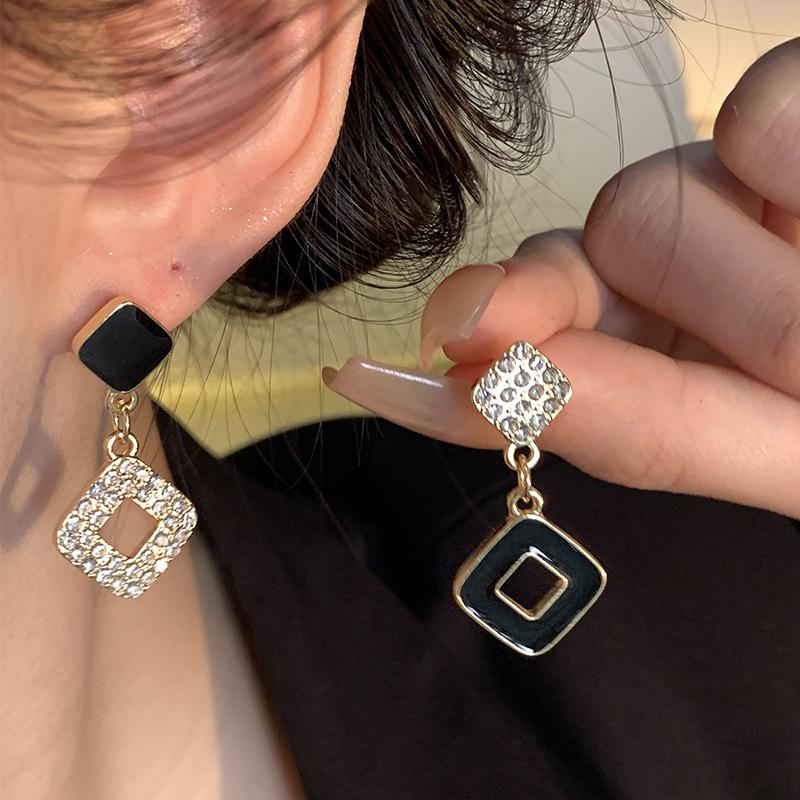 Серебряная игла асимметричные черные квадратные серьги женские высококлассный стиль легкая роскошь атмосферные серьги ретро темперамент серьги