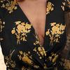 Tief ausgeschnittenes Netz-Langarm-Kleid mit hoher Taille, Hüftumschlag, Chiffon, lebendiger Blumendruck, Taillenknoten, Bodycon-Kleid, Partykleidung