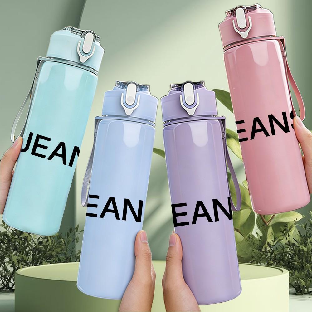 1PC Jeans Letter Minimal Print 750ml Color Plastic Sports Water Bottle Leakproof Flip Straw Lid Suitable for Sports Office Home Use