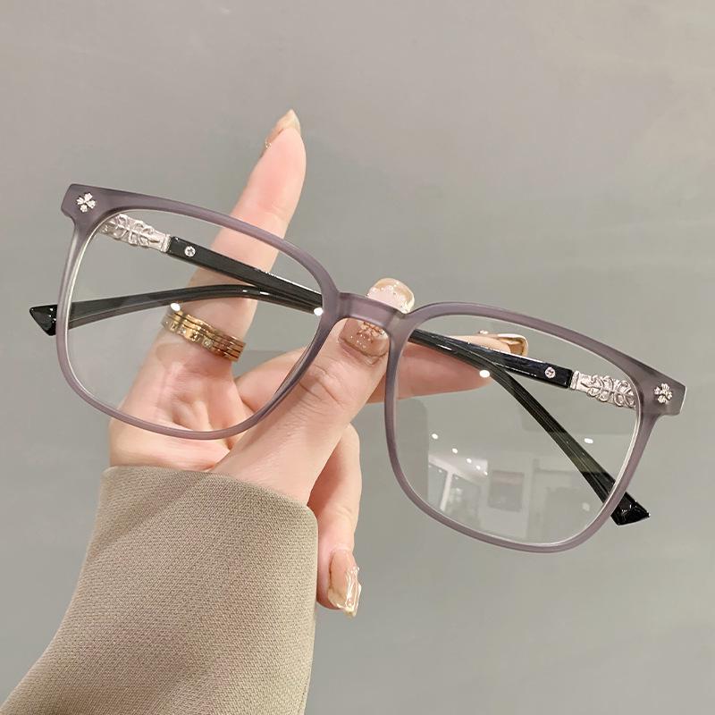 Anti-blue Light Glasses: Stylish Large Frames for Female Students and Trendy Prescription Glasses for Men.