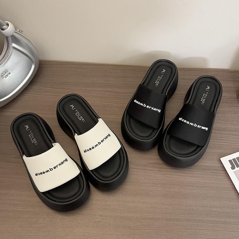 Thick-soled letter-word slippers for women's new small people, increased height and lightness, simple sandals with one pedal