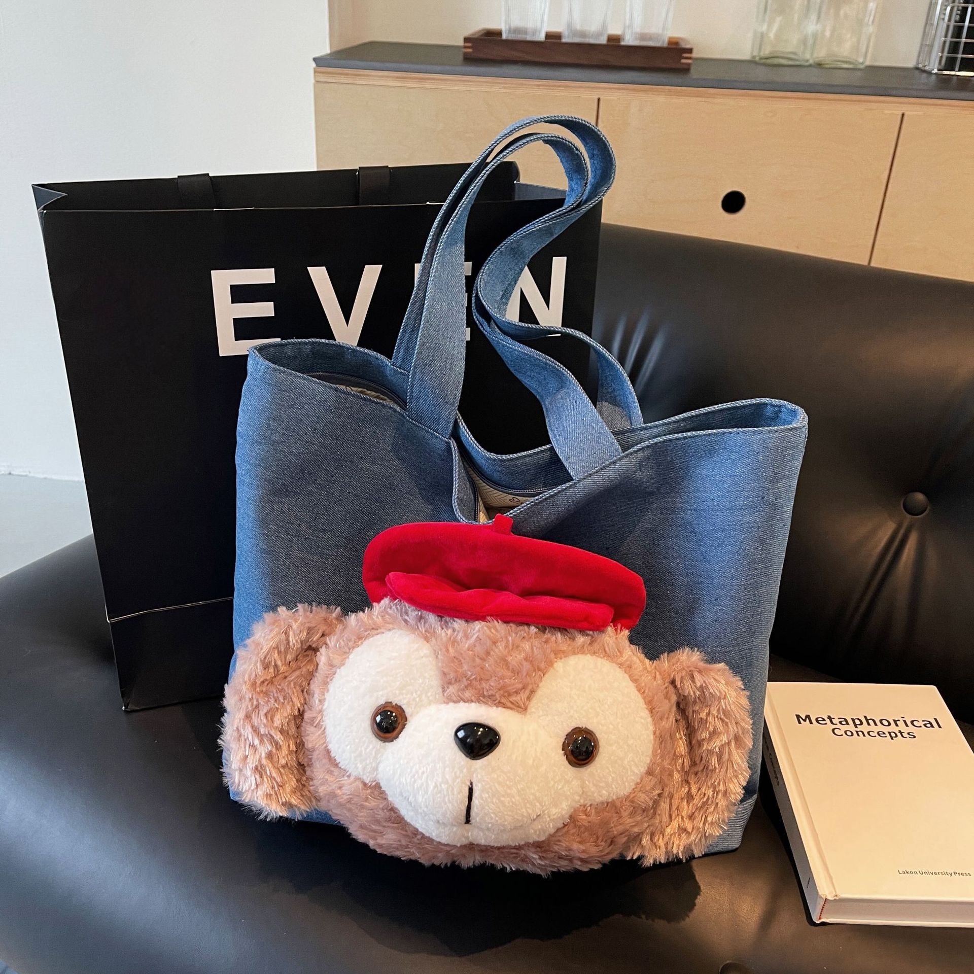 Новая джинсовая сумка, новая сумка через плечо большой вместимости, милая плюшевая кукла.