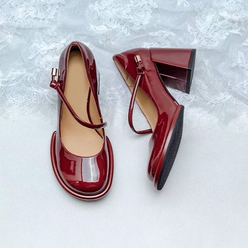 

Туфли на толстом каблуке женские 2025 весна новые лакированная кожа с мелким вырезом с юбкой нишевый дизайн чувство маленькая свежая французская Мэри Джейн 39 красный