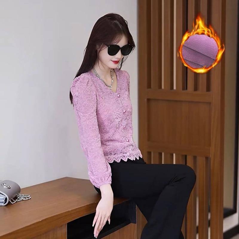 Cette blouse en dentelle à manches longues pour l'automne et l'hiver, avec ajout de polaire et épaississement, est un sous-vêtement amincissant et ajusté pour les femmes petites.